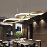 Lustre Dourado Aros Suspensos – Sofisticação e Design Escultural