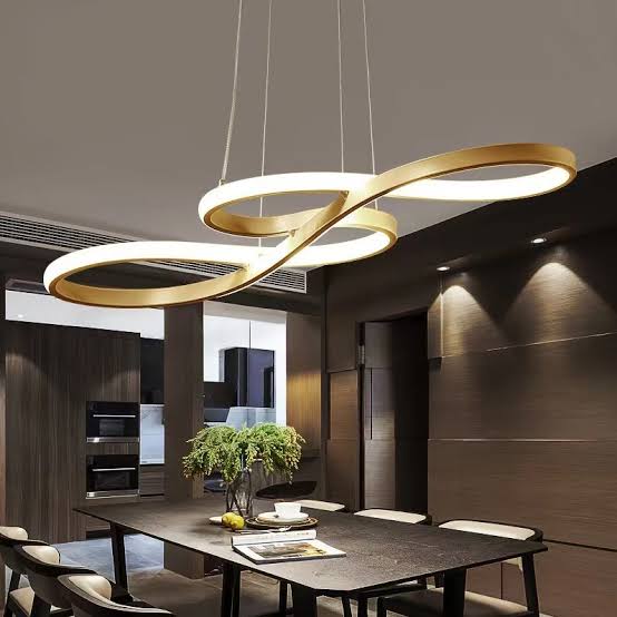 Lustre Dourado Aros Suspensos – Sofisticação e Design Escultural